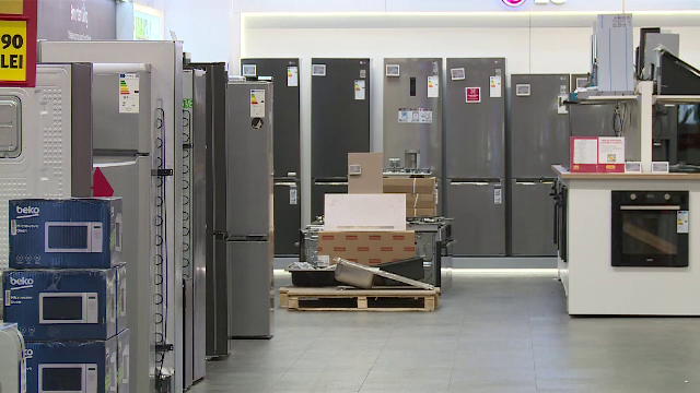 Cumpărăturile cu cardul, cele mai frecvente. Ce cumpără românii