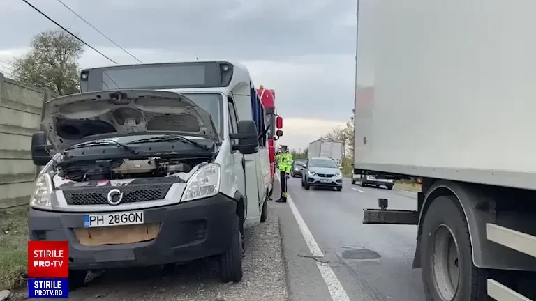 Microbuz cu pasageri, implicat într-un accident, în Prahova. A intrat în coliziune cu un TIR