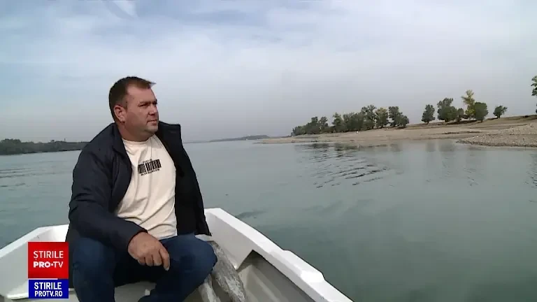 Dunărea aproape a secat, iar bacul nu mai poate trece pe la Bechet. Bărcile eșuează pe dunele de nisip, în mijlocul fluviului