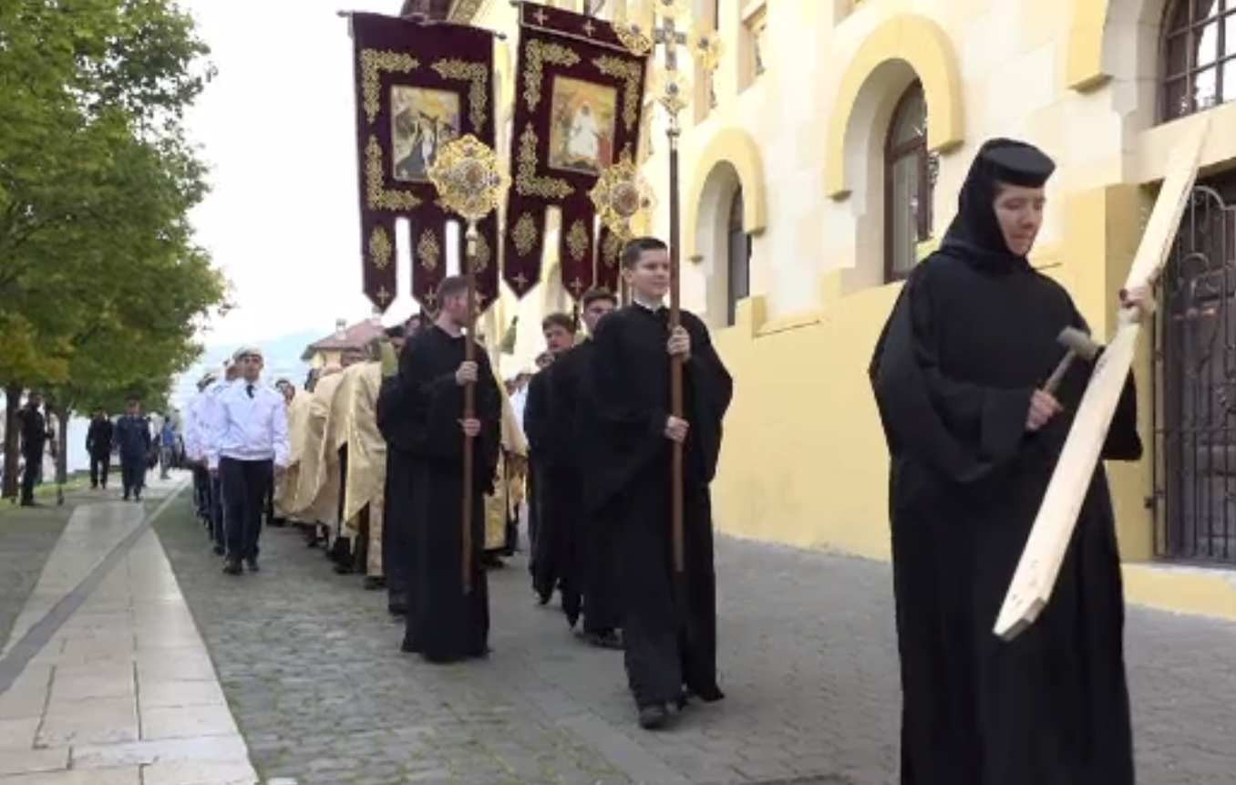 Moaștele Sfântului Constantin Brâncoveanu în Alba Iulia, prilej de rugăciune pentru sute de oameni. „Să fie pace”