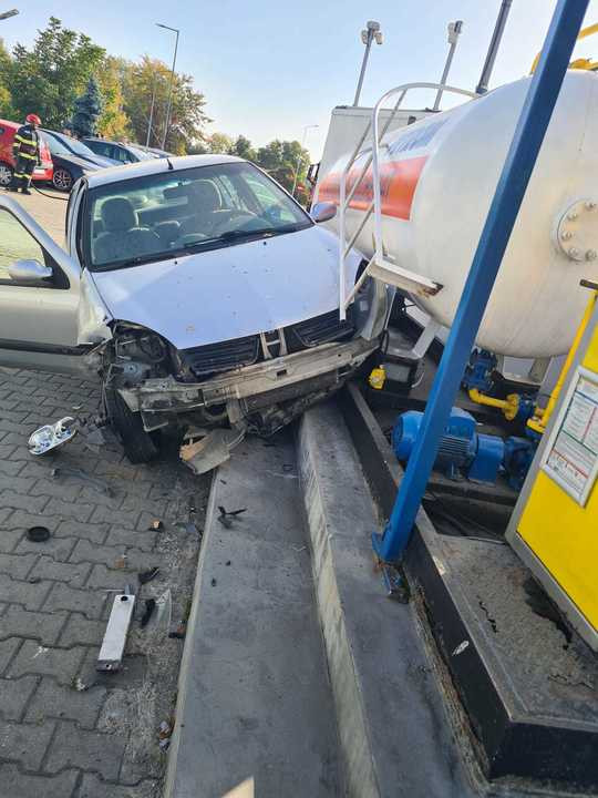 Accident grav în Piteşti. O mașină a ricoşat într-un recipient cu GPL și s-a făcut zob