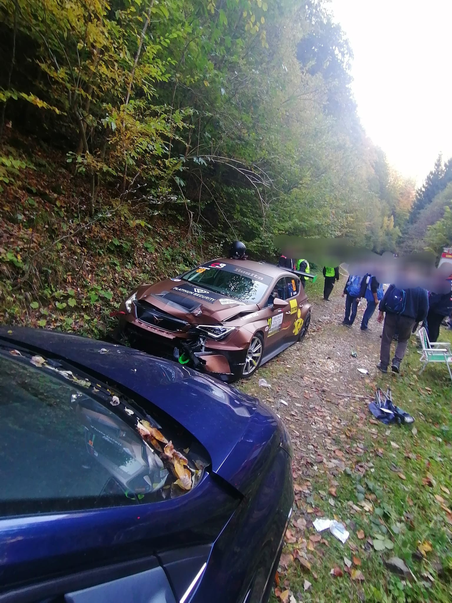 Un spectator a murit după ce a fost lovit de o mașină de curse, la Trofeul Câmpulung Muscel FOTO