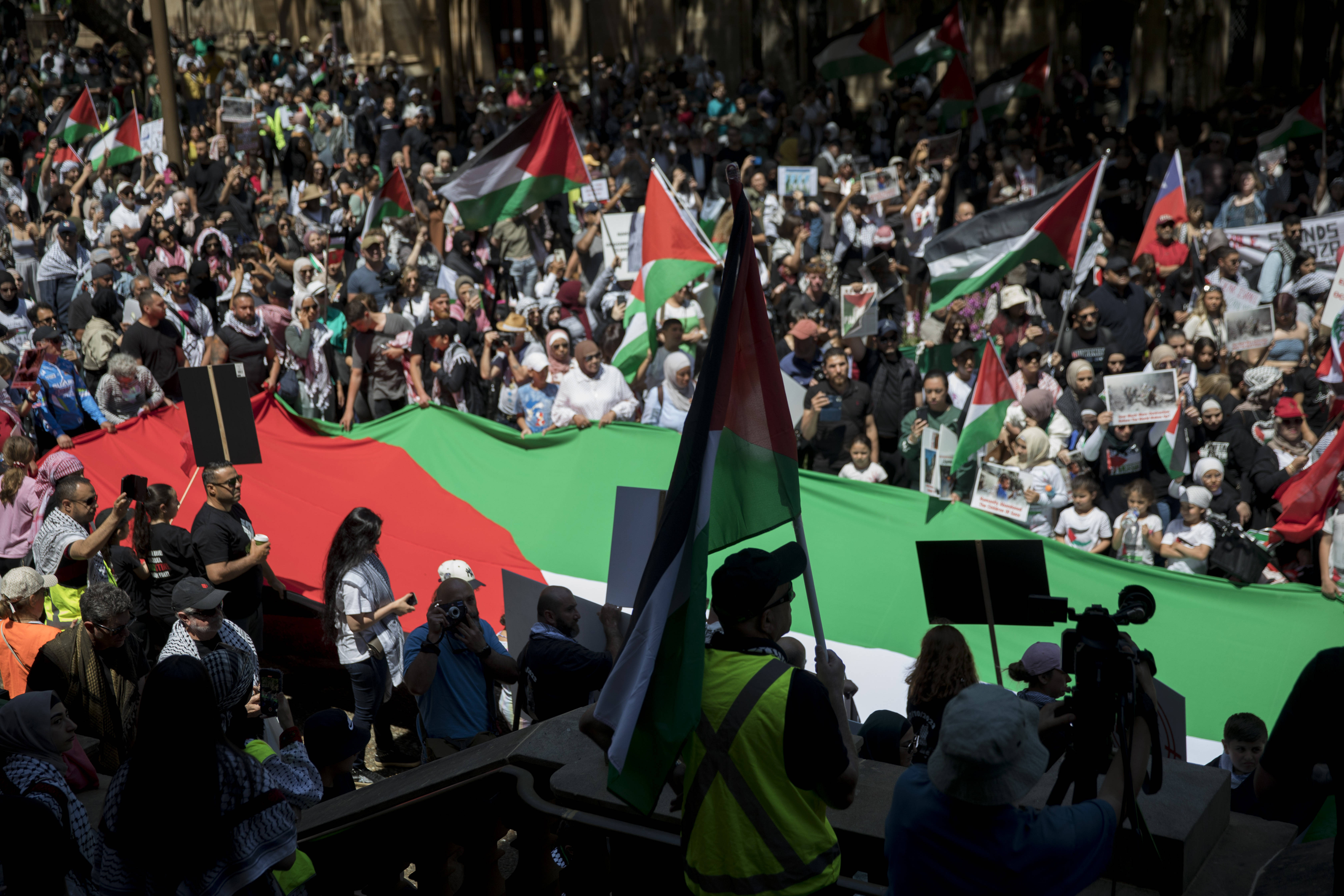 Mii de australieni mărșăluiesc pentru Palestina. Proteste la Sydney: ”Gazați-i pe evrei!”