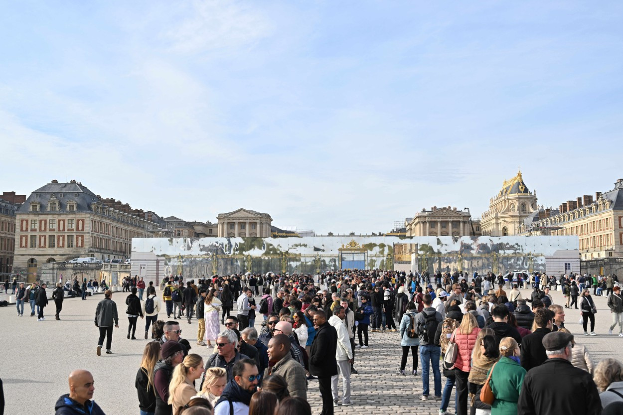 Alertă cu bombă la Palatul Versailles. Vizitatorii au fost evacuați de urgență | VIDEO