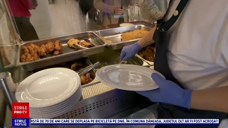 Cât poate să coste șnițelul de pui și salata de varză la o cantină studențească. Mereu e coadă