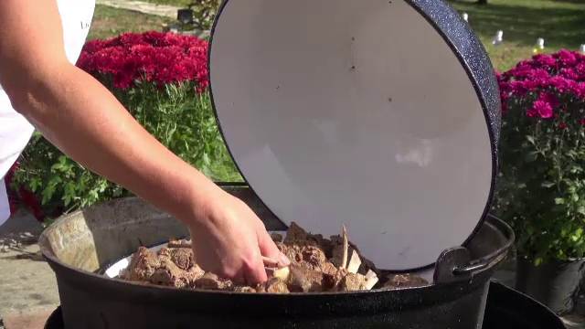 Pastrama a fost vedetă la Festivalul Berbecului din Valea Asăului. Gospodinele și-au dezvăluit „secretele de familie”