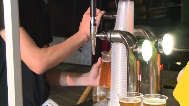 Oktoberfest-ul bucureștean, adorat de iubitorii de distracție și bere. „Mă simt ca în tinerețe”