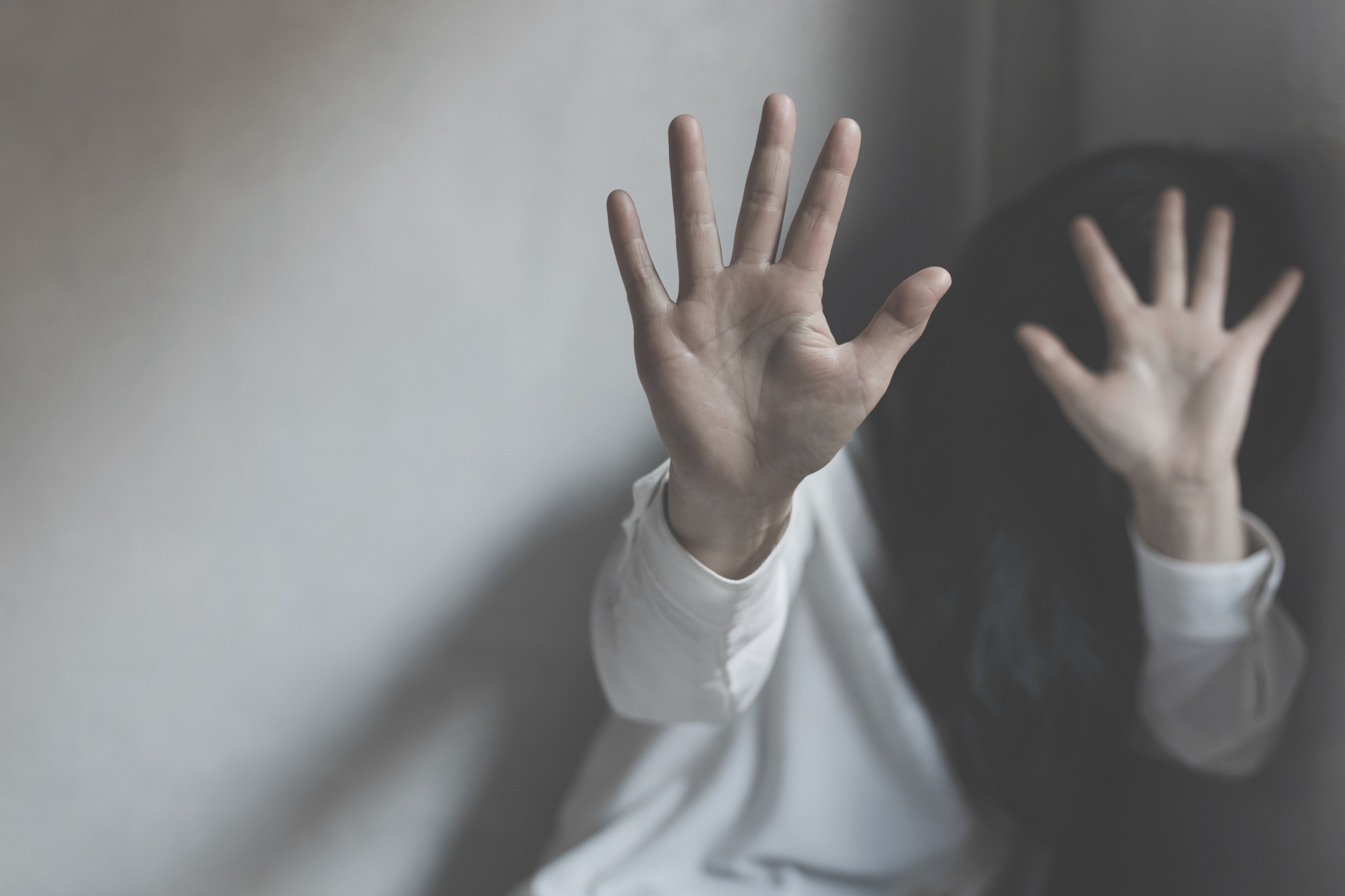 Un gălățean orbit de gelozie a încercat să-i scoată ochii soției cu un cuțit. A fost salvată în ultima clipă de fiica lor