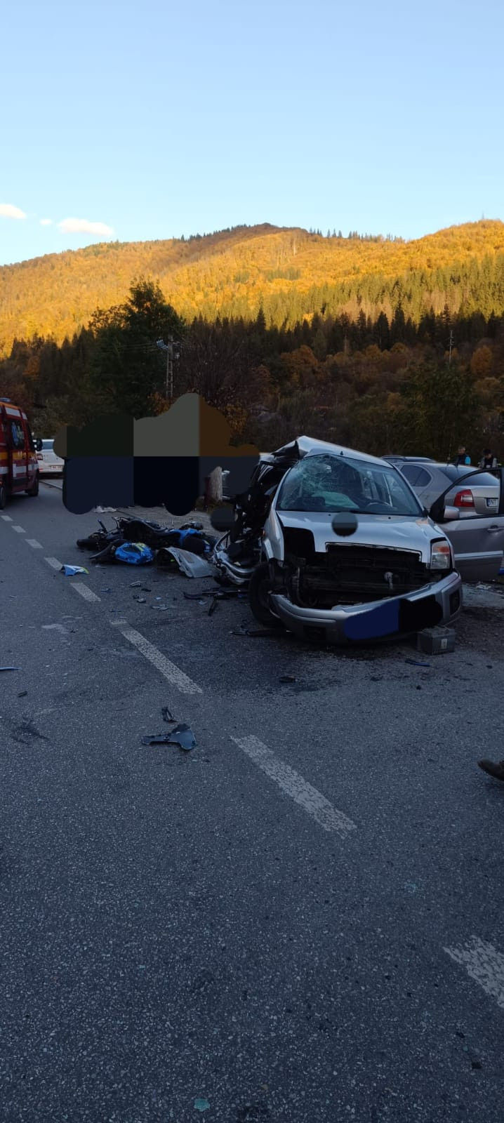 Accident cumplit în fața spitalului din Bicaz, între o mașină și o motocicletă. Doi oameni au murit