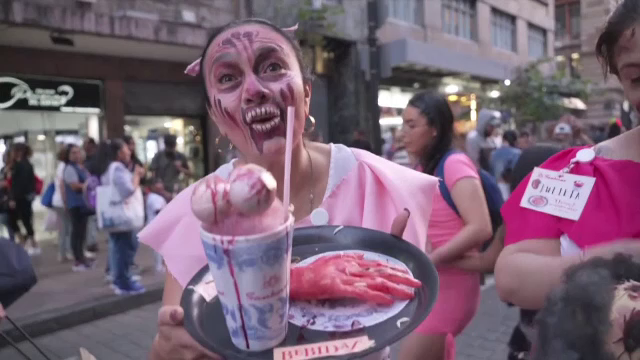 Paradă inedită în Mexic. Sute de oameni s-au bucurat de cei costumați în creaturi înfricoșătoare