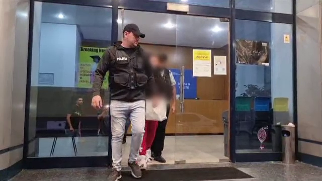O fetiță de 13 ani ar fi fost violată de un tânăr în boxa unui bloc din Capitală. Individul o racolase pe internet