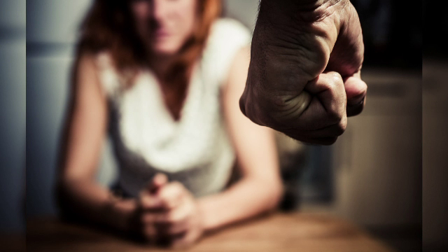 Cum a ajuns tehnologia din telefoane să transforme într-un calvar viața victimelor abuzului domestic. ”Am fost terifiată”