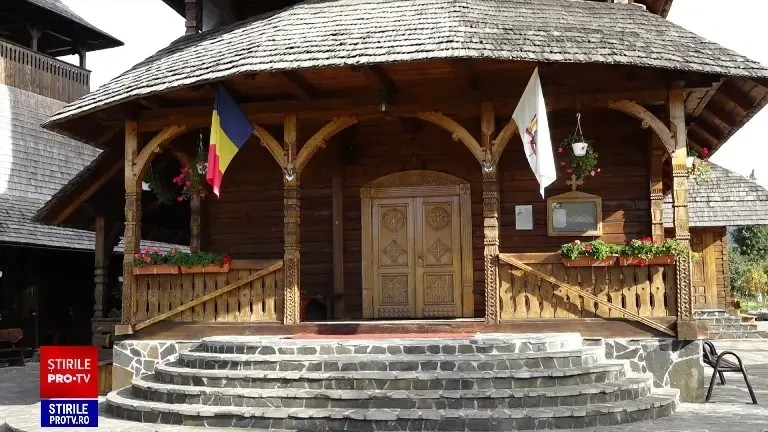 Biserică de lemn din Maramureș, prădată de hoți. Adolescenții au spart 12 uși și au plecat cu banii din cutia milei