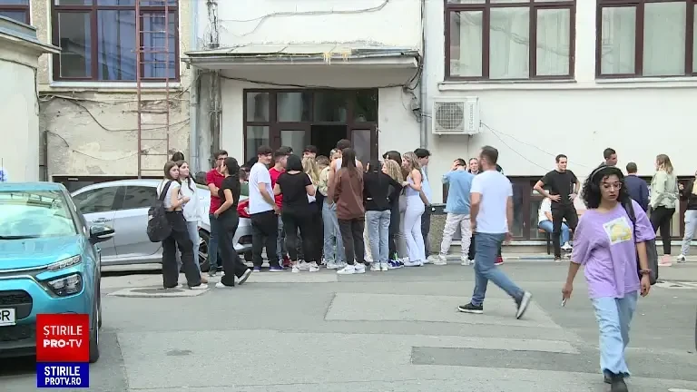 Tot mai mulți români cu studii pleacă în străinătate. Care sunt cele mai căutate domenii