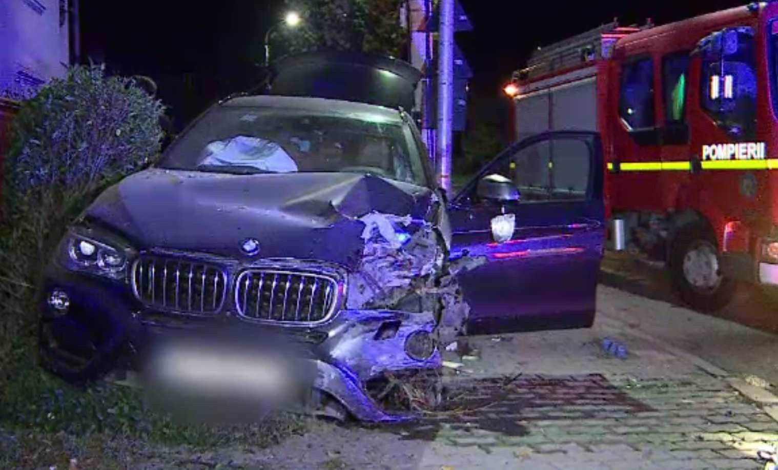 Șofer urmărit de cinci mașini de poliție, prins după ce a doborât un gard, în Târgu Mureș