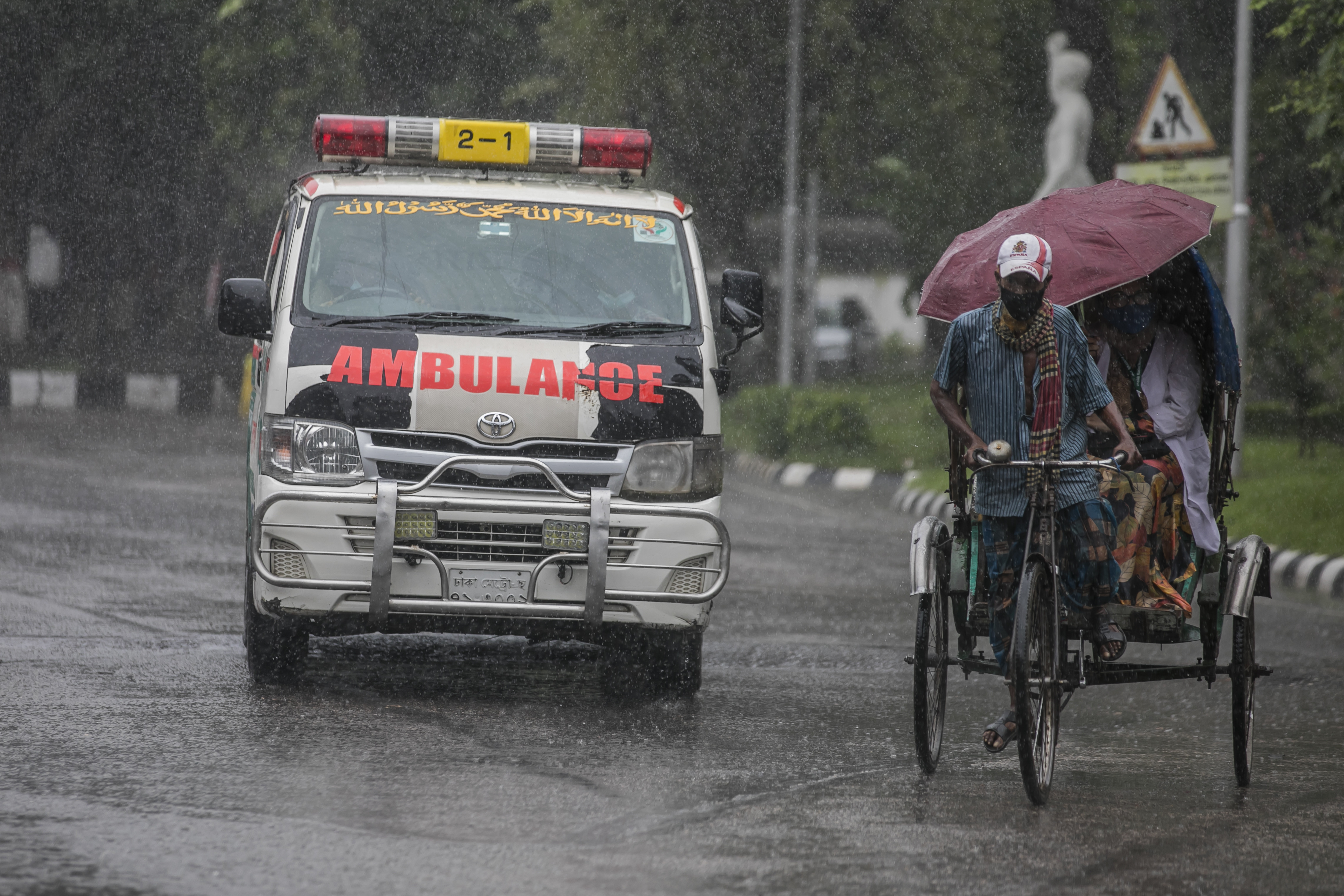 17 morți după ce un tren de marfă s-a ciocnit cu un tren de pasageri, în Bangladesh | FOTO