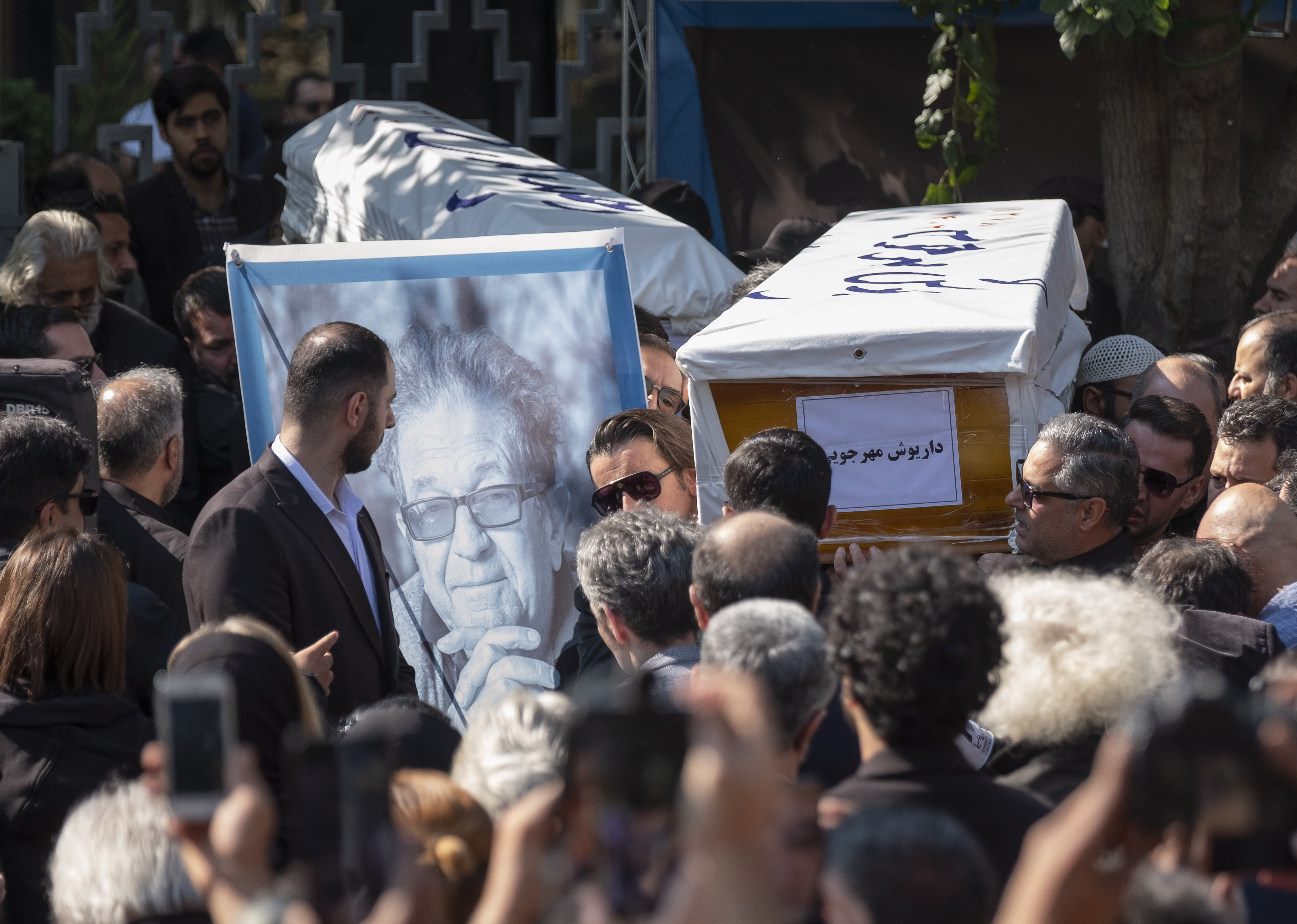 Cineastul iranian Dariush Mihrjui şi soţia sa, ucişi de fostul grădinar din cauza unei dispute financiare