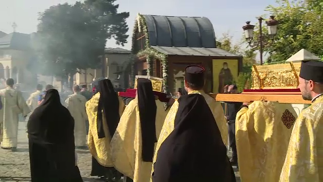 Pelerinajul de Sfântul Dimitrie cel Nou a început. Ce obiecte aduc pelerinii la raclă. „Dacă știam...roșii, sărmăluțe”