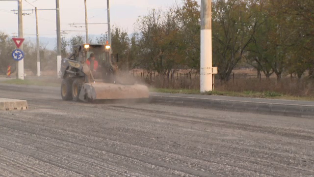 Se lucrează în ritm alert pe șoselele din România. Constructorii profită de vremea frumoasă care încă le permite să lucreze