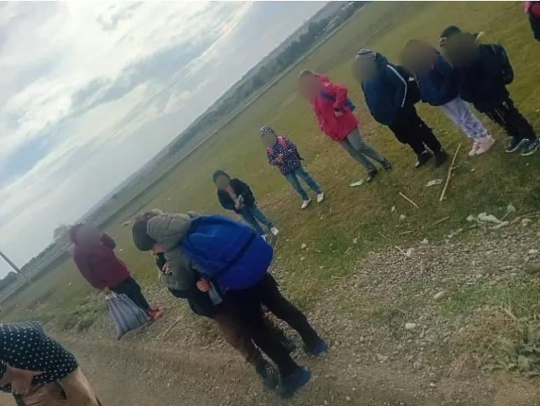 Copii lăsați în câmp, la Botoșani, după ce șoferul microbuzului școlar a fost amendat de polițiști