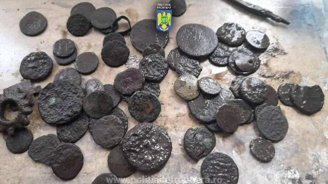 Trei bulgari au găsit în România un mic tezaur cu detectoare fără autorizație și au vrut să iasă din țară cu el