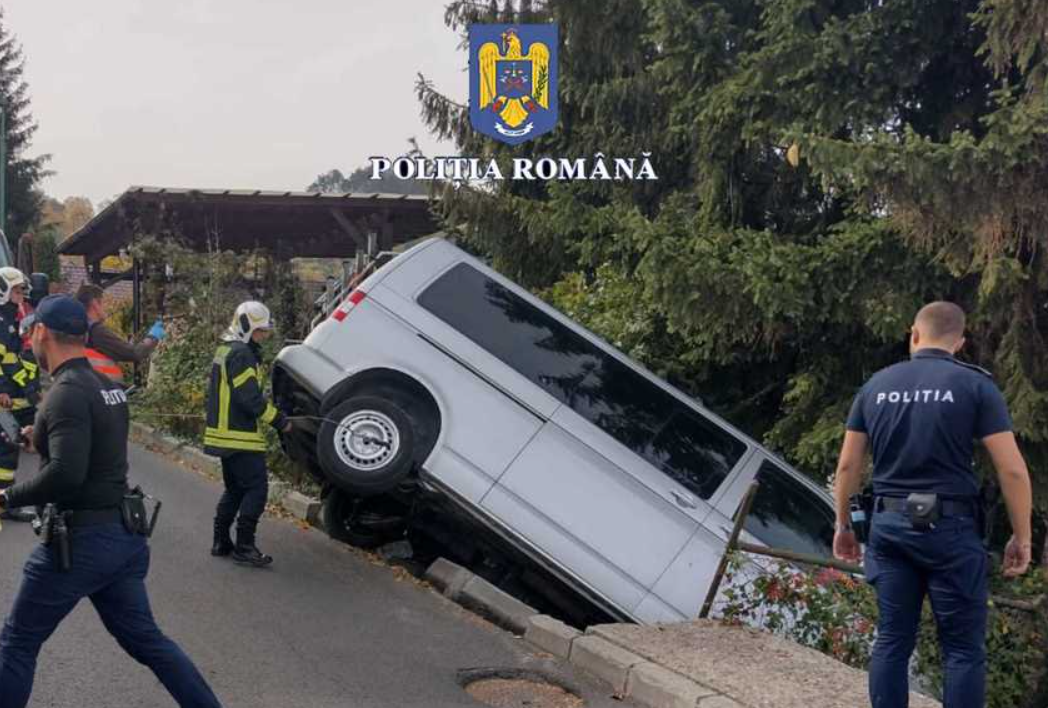 O mașină lăsată neasigurată pe o stradă în pantă a lovit o femeie, în Brașov. Aceasta a murit