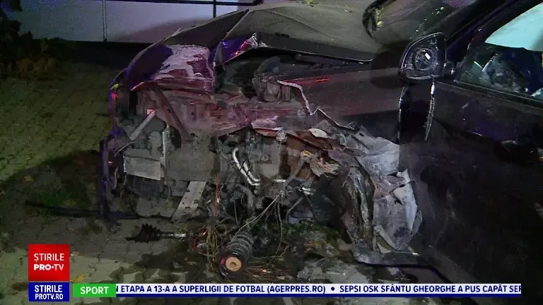 Șofer urmărit de cinci mașini de poliție, prins după ce a doborât un gard, în Târgu Mureș