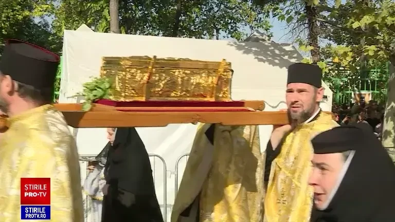 Pelerinajul de Sfântul Dimitrie cel Nou a început. Ce obiecte aduc pelerinii la raclă. „Dacă știam...roșii, sărmăluțe”