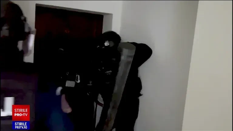 Fiul lui Sile Cămătaru coordona traficul de droguri de la Jilava. Deținuții le transportau în părțile intime