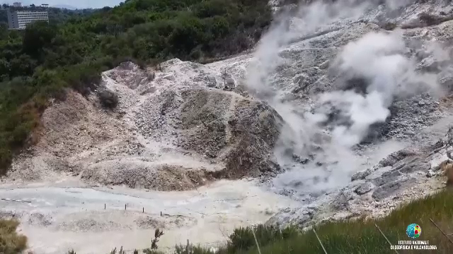 Alertă în apropiere de Napoli. O regiune vulcanică se trezește la viață. Localnicii sunt terorizați de cutremure