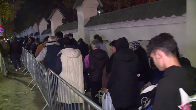 Pelerinii stau cu orele la cozi pentru a se închina la racla Sfântului Dimitrie Izvorâtorul de Mir. „Pe urmele sfinților”