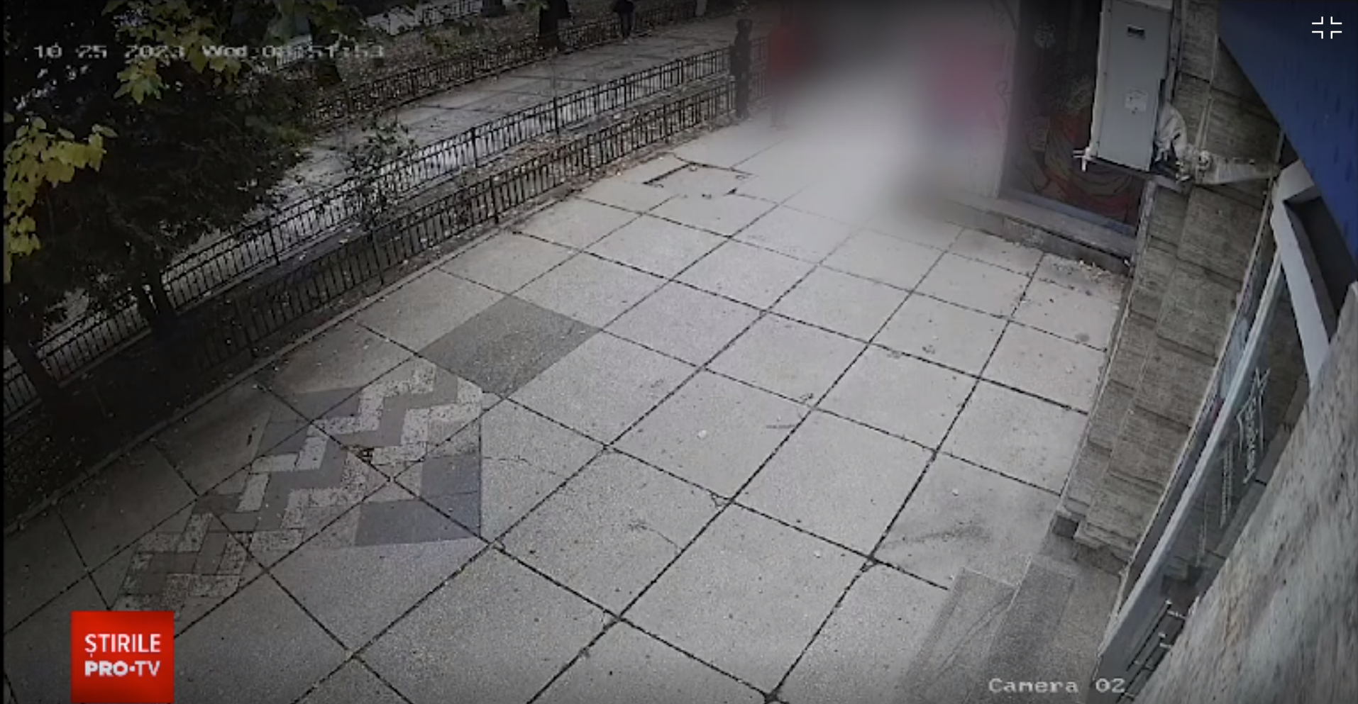 Momentul în care femeia care s-a aruncat de la etajul cinci a căzut peste o femeie, în centrul Bucureștiului. VIDEO