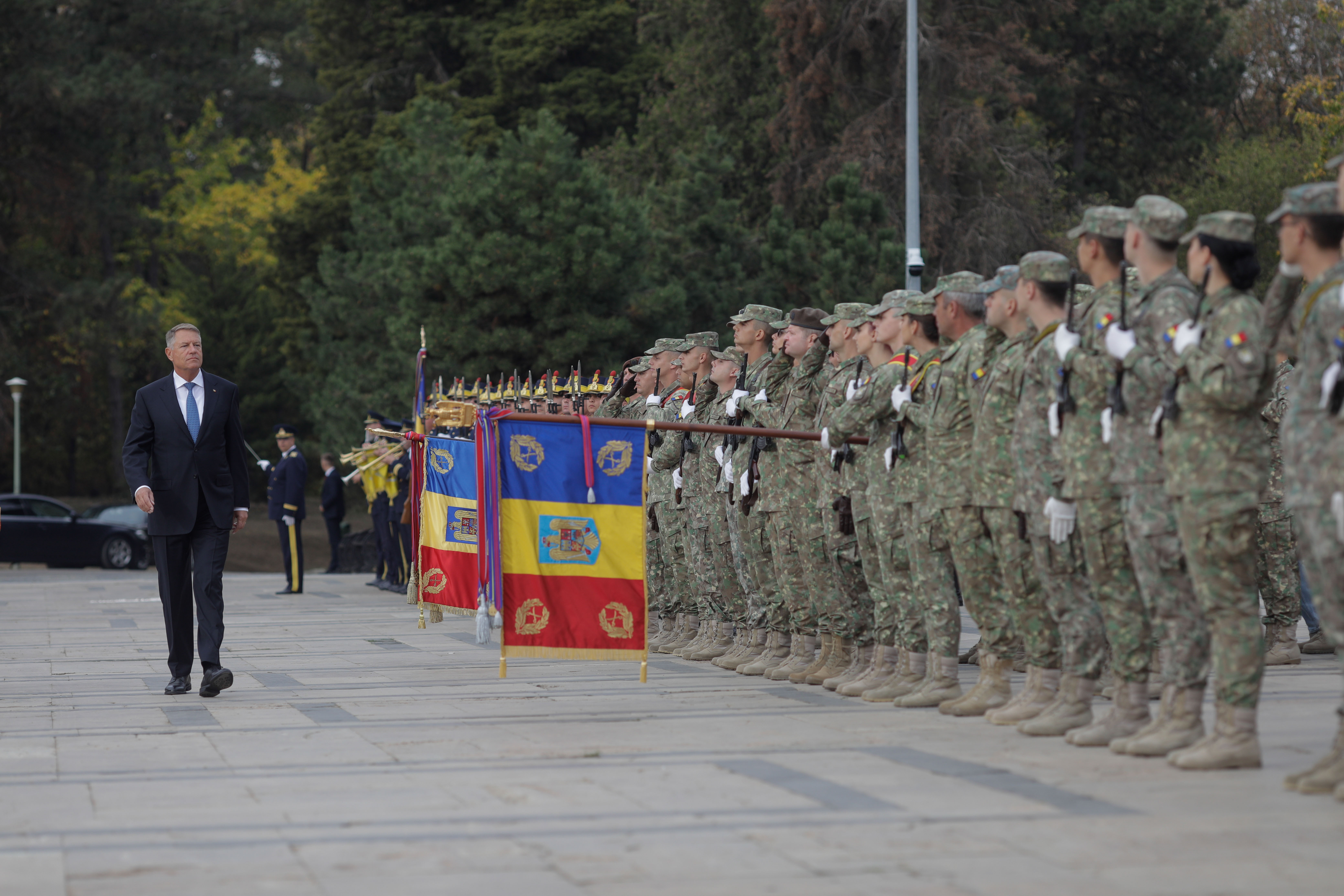 Ziua Armatei Române. Iohannis, prezent la ceremonia militară din Parcul Carol: Europa se confruntă cu o criză fără precedent