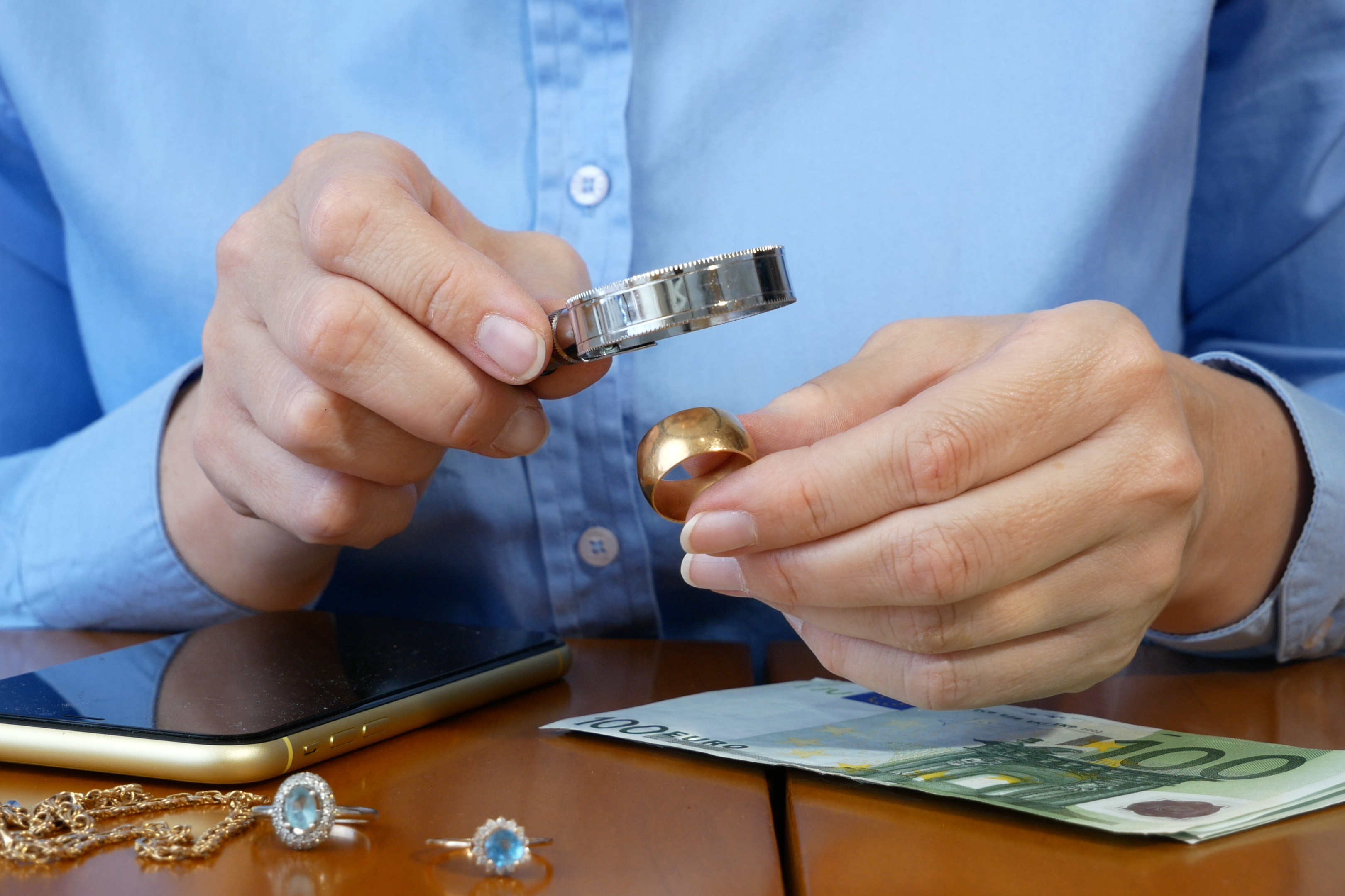 Cum a furat o femeie aproape un milion de lei de la o casă de amanet din Deva