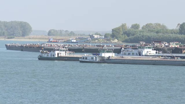 Efectele secetei se văd pe Dunăre. Transportatorii trebuie să reducă cantitatea de marfă ca să poată înainta prin apă