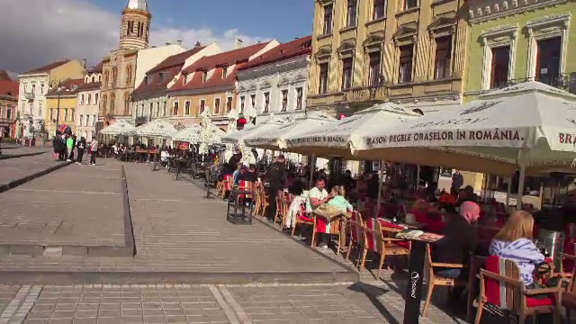 Vremea caldă aduce venituri neașteptate pentru mai multe afaceri. Terasele sunt pline, iar gelateriile au vânzări record