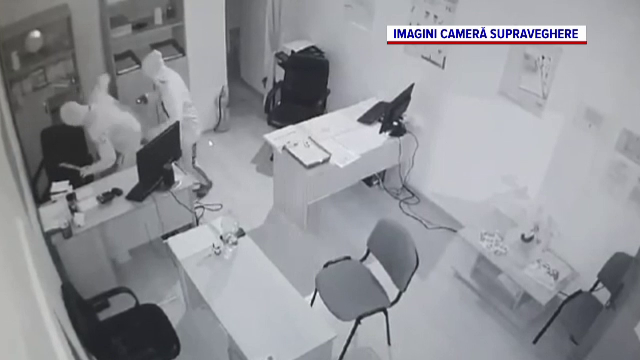 Momentul în care doi tineri sparg un seif din sediul unei firme din București. Cum au fost prinși de polițiști