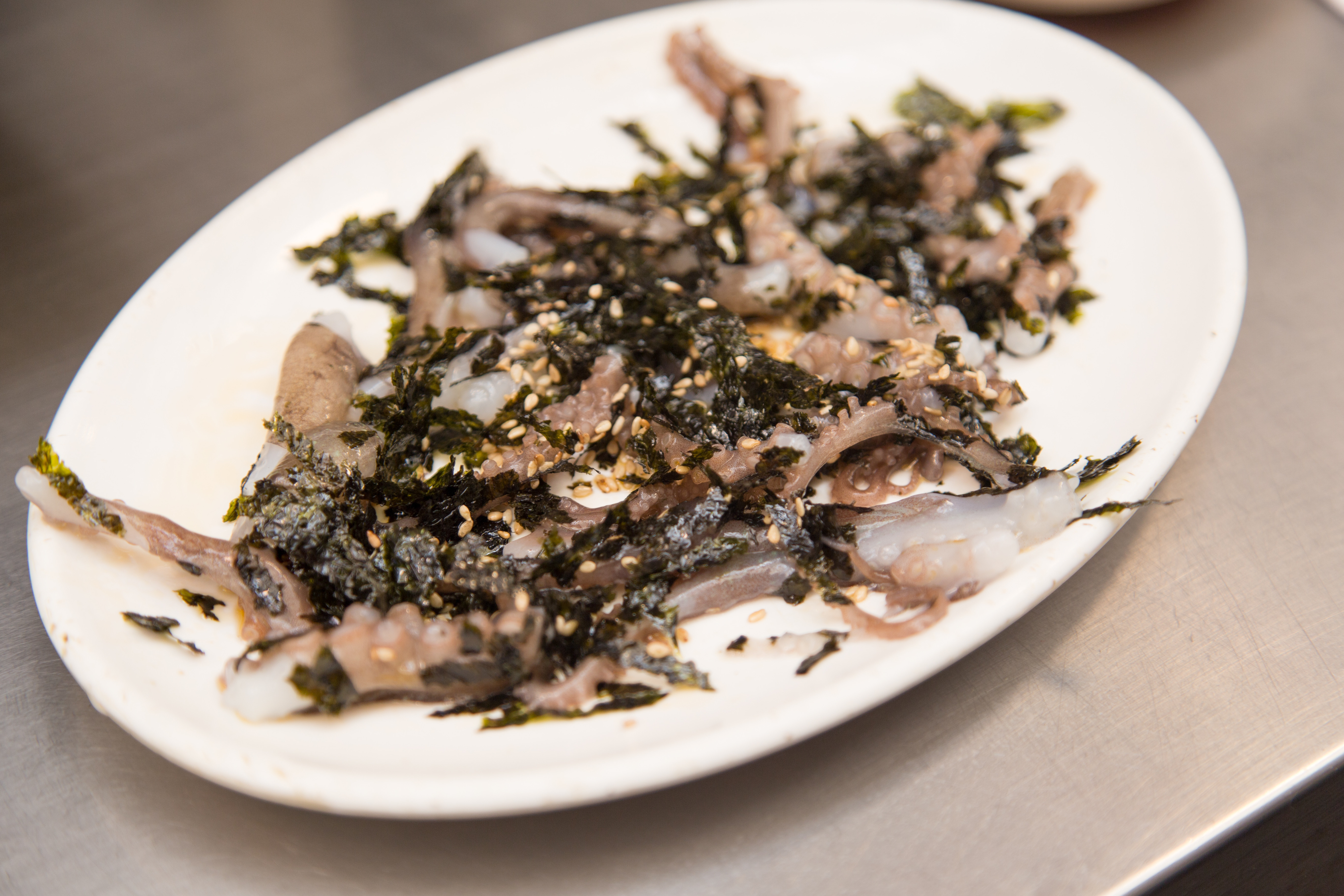 Un bărbat a murit după ce a mâncat caracatiță vie. Tentaculele vietății încă se mișcau