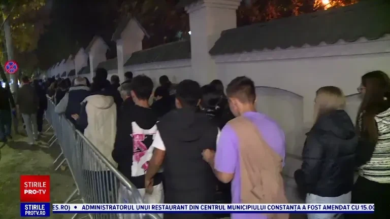 Pelerinii stau cu orele la cozi pentru a se închina la racla Sfântului Dimitrie Izvorâtorul de Mir. „Pe urmele sfinților”