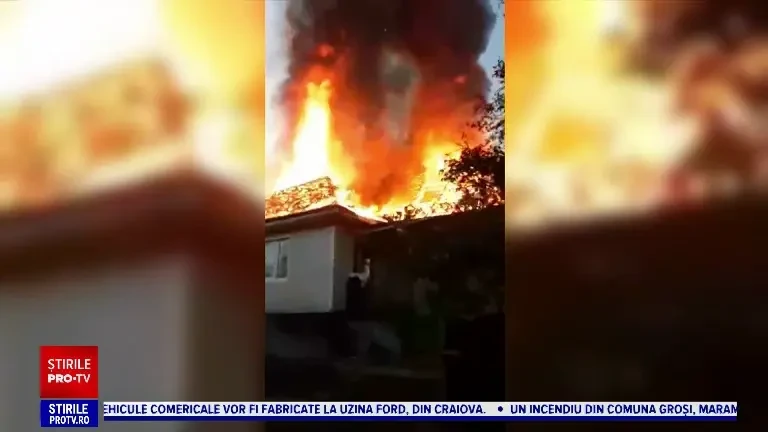 Incendiu puternic la o casă din Maramureș. O familie a rămas pe drumuri. „Taică-său se chinuie cu copilul și el e bolnav”