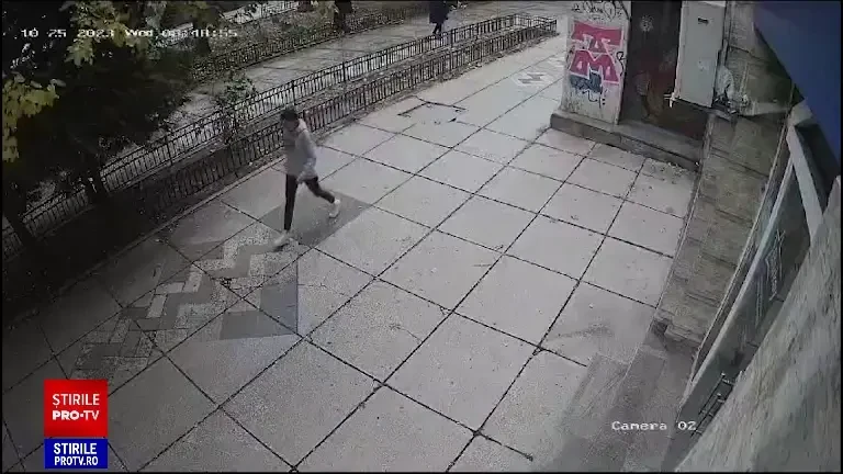 Scenă șocantă în București. O femeie s-a aruncat de la etajul cinci și a căzut peste un pieton. VIDEO