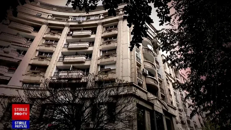 Ce spun colegele femeii care s-a aruncat de la etaj și a căzut peste un pieton. Forța impactului, cât a unui sac de 100 de kg