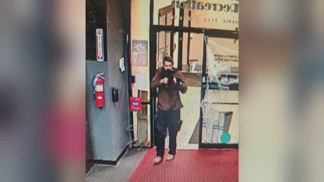 Masacru în SUA. Cel puțin 22 de oameni au fost uciși și peste 50 răniți într-un atac armat. Atacatorul, în libertate