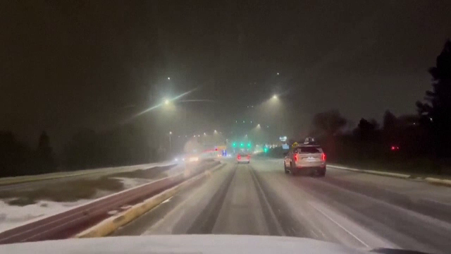 Echipele de intervenție acționează cu antiderapant pe drumurile din Galați, în urma ninsorii neașteptate