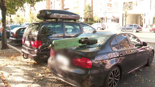 Un tânăr a făcut prăpăd pe o stradă din Cluj-Napoca. A răsturnat mai multe trotinete, iar cu una a spart geamul unei mașini