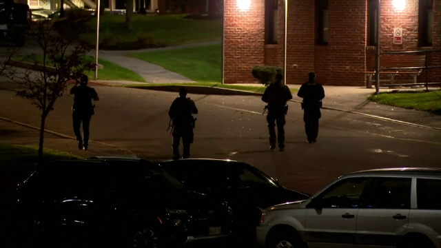 ”Este înarmat, periculos și încă în libertate”. Robert Card, atacatorul din Maine, este cea mai căutată persoană din SUA