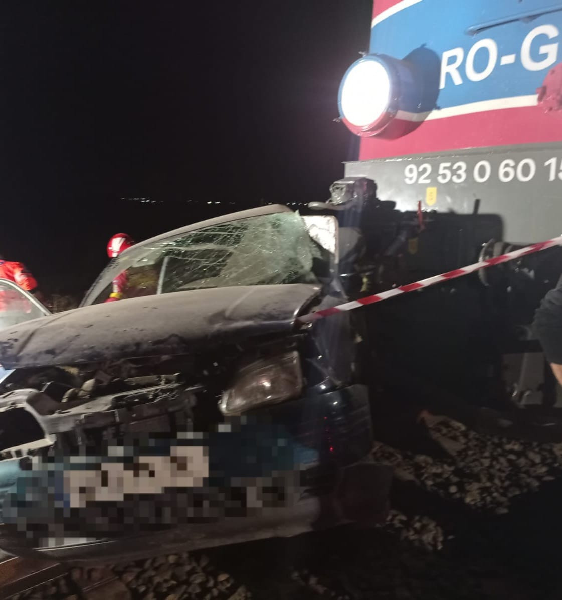 Și-a găsit sfârșitul pe calea ferată. O femeie a murit după ce maşina în care se afla a fost lovită de tren, în Teleorman