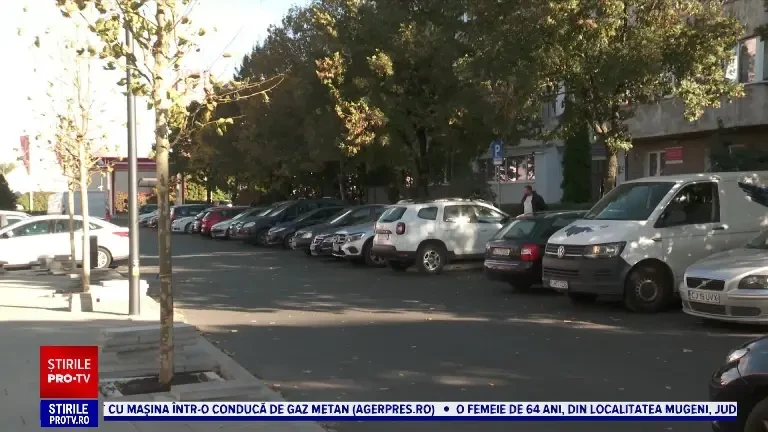 Un tânăr a făcut prăpăd pe o stradă din Cluj-Napoca. A răsturnat mai multe trotinete, iar cu una a spart geamul unei mașini