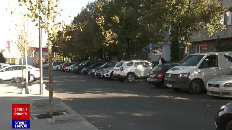 Un tânăr a făcut prăpăd pe o stradă din Cluj-Napoca. A răsturnat mai multe trotinete, iar cu una a spart geamul unei mașini