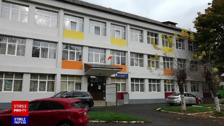 Un profesor din Maramureș i-ar fi trimis mesaje indecente elevei sale de 11 ani. Tatăl ei a găsit conversațiile
